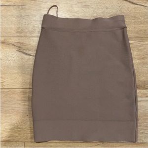 Bcbg bando mini skirt/ BCBG taupe bandage skirt M